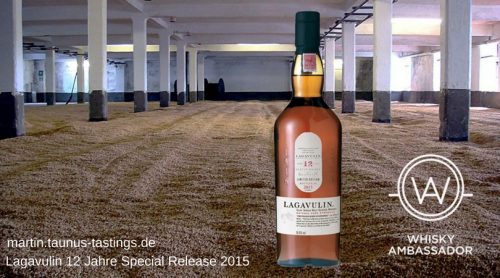 Eine Flasche Lagavulin 12 Jahre Special Release 2015, im Hintergrund ein Malzboden