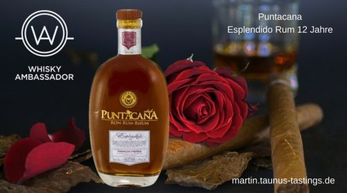 Eine Flasche Puntacana Rum, im Hintergrund eine Rose und Zigarren