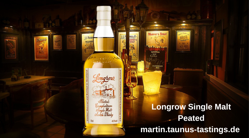 Eine Flasche Longrow Single Malt Peated, im Hintergrund ein Pub in Schottland.