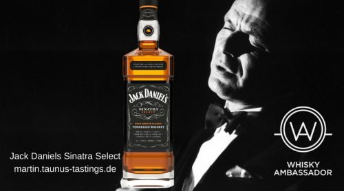 Eine Flasche Jack Daniels Sinatra Select, im Hintergrund Frank Sinatra