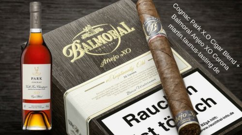Eine Flasch Park Cigar Blend Cognac und eine Zigarre von Balmoral