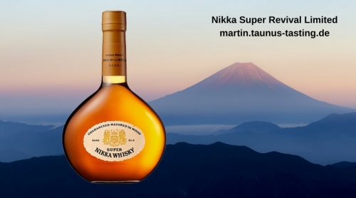 Eine Flasche Super Revival Limited, im Hintergrund ein Berg in Japan