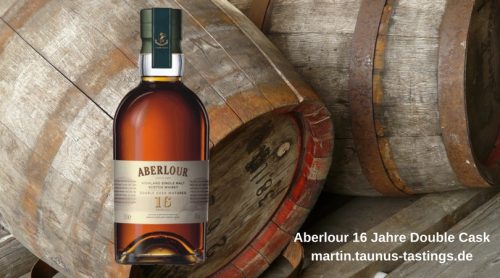 Eine Flasche Aberlour 16 Jahre, im Hintergrund Whiskyfässer