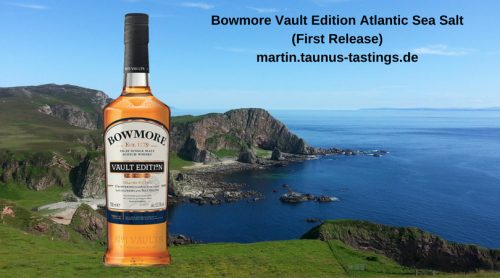 Eine Flasche Bowmore Vault Edition, im Hintergrund die Küste Islays
