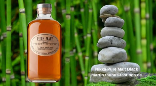 Eine Flasche Nikka Pure Black Malt, im Hintergrund eine Steinskultur in Japan