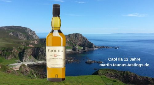 Eine Flasche Caol Ila, im Hintergrund eine Bucht auf der Insel Isaly in Schottland