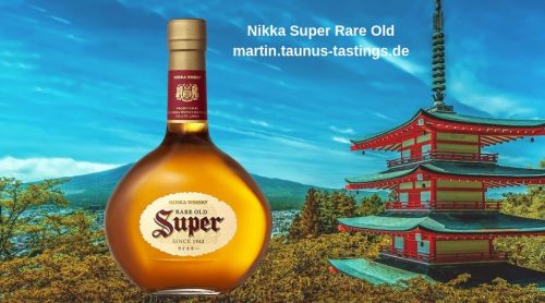 Eine Flasche Nikka Super Rare Old, im Hintergrund eine Pagode in Japan