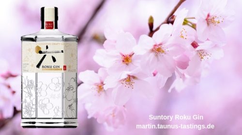 Eine Flasche Suntory Roku Gin, im Hintergrund eine japanische Kirschblüten