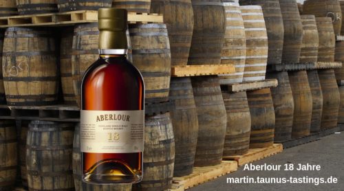 Eine Flasche Aberlour 18 Jahre, im Hintergrund ein Fasslager in Schottland