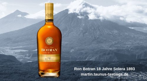 Eine Flasche Ron Botran 18 Jahre Solera 1893, im Hintergrund Berge in Guatemala