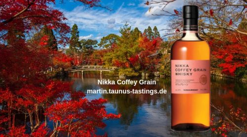Eine Flasche Nikka Coffey Grain, im Hintergrund ein See in Japan