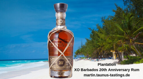 Eine Flasche Plantation XO Barbados 20th Anniversary Rum, im Hintergrund ein Strand auf Barbados