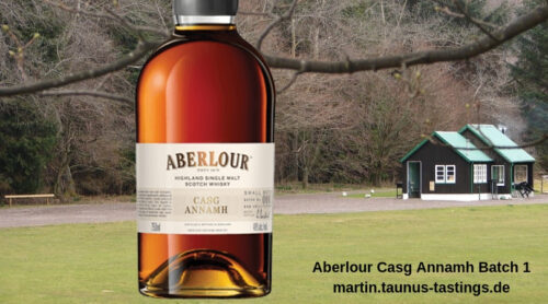 Eine Flasche Aberlour Casg Annamh Batch 1, im Hintergrund eine Landschaft in der Speyside