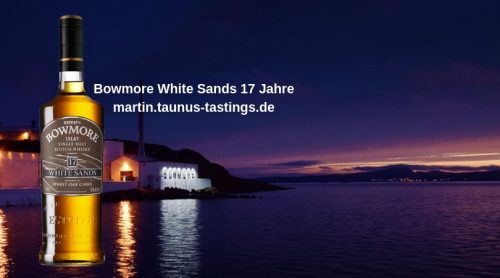 Eine Flasche Bowmore White Sands 17 Jahre, im Hintergrund die Brennerei bei Nacht