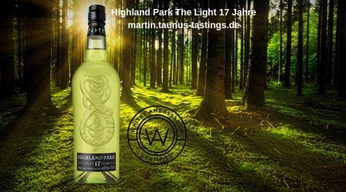 Eine Flasche Highland Park The Light 17 Jahre, im Hintergrund ein Wald in Schottland