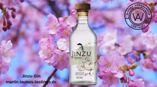 Eine Flasche Jinzu Gin, im Hintergrund japanische Kirschblüten