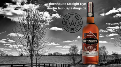 Eine Flasche Rittenhouse Straight Rye, im Hintergrund eine Landschaft in den USA
