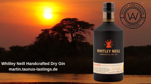 Eine Flasche Whitley Neill Handcrafted Dry Gin, im Hintergrund ein Sonnenuntergang