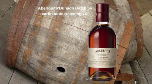 Eine Flasche Aberlour a´Bunadh, im Hintergrund ein Whiskyfass