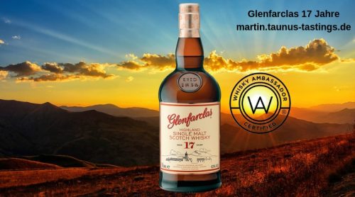 Eine Flasche Glenfarclas 17 Jahre, im Hintergrund ein Sonnenuntergang in Schottland