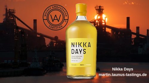 Eine Flasche Nikka Days, im Hintergrund ein Sonnenuntergang