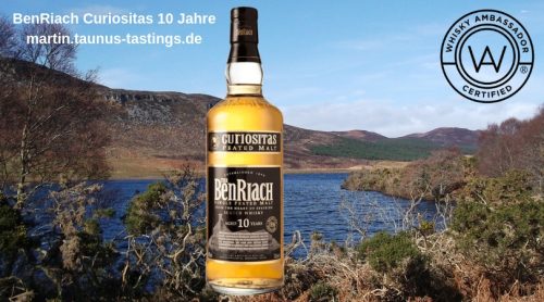 Eine Flasche Benriach 10 Jahre, im Hintergrund eine Landschaft in Schottland