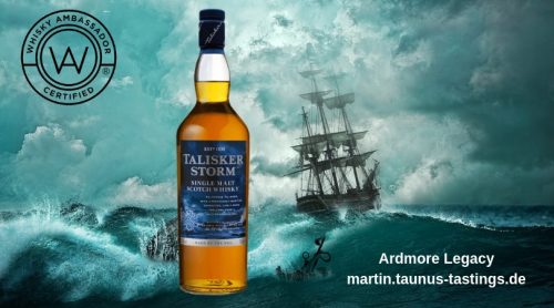 Eine Flasche Talisker Storm, im Hintergrund ein Segelschiff im Sturm