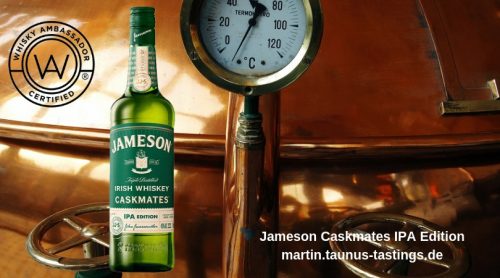 Eine Flasche Jameson Caskmats IPA Edition, vor einer Kupferbrennblase