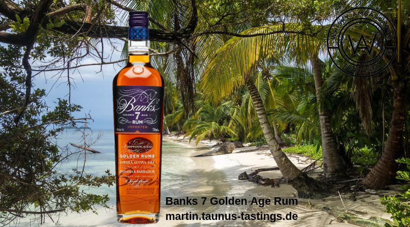 Eine Flasche Banks 7 Golden Age Rum, im Hintergrund ein Strand in der Karibik