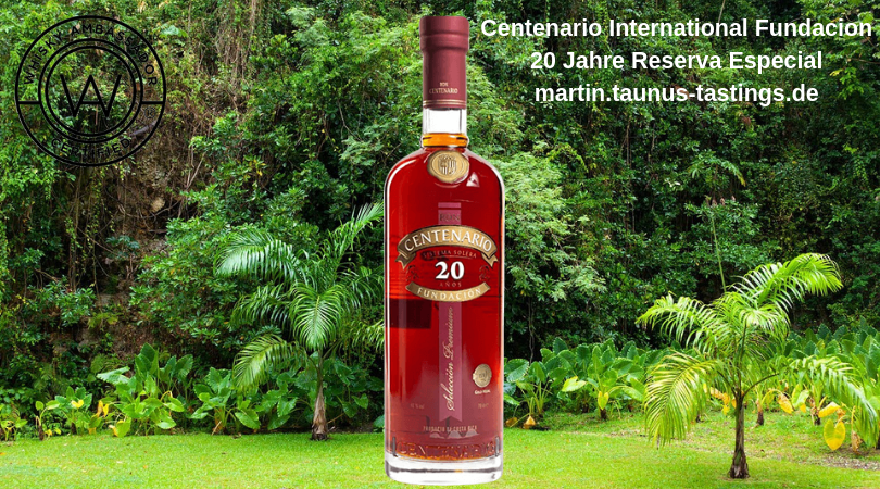 Eine Flasche Centenario International Fundacion 20 Jahre Reserva Especial, im Hintergrund Urwald in Costa Rica