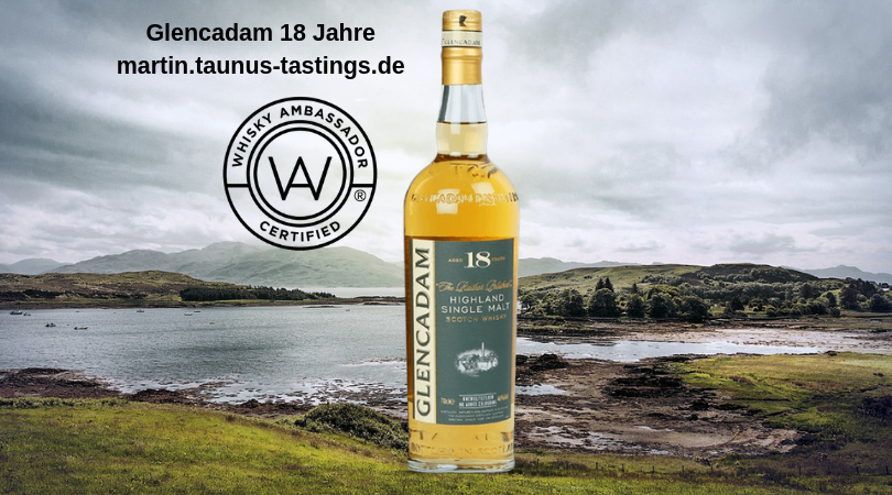 Eine Flasche Glencadam 18 Jahre, im Hintergrund ein See in Schottland