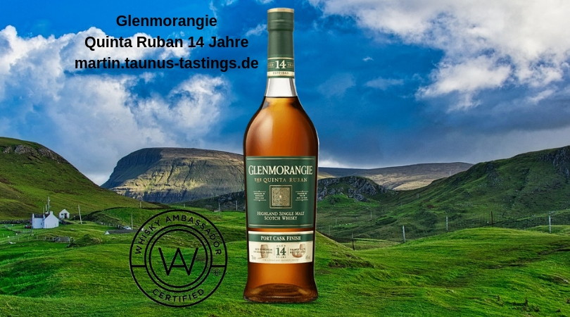 Eine Flasche Glenmorangie Quinta Ruban 14 Jahre, im Hintergrund eine Landschaft in den schottischen Highlands