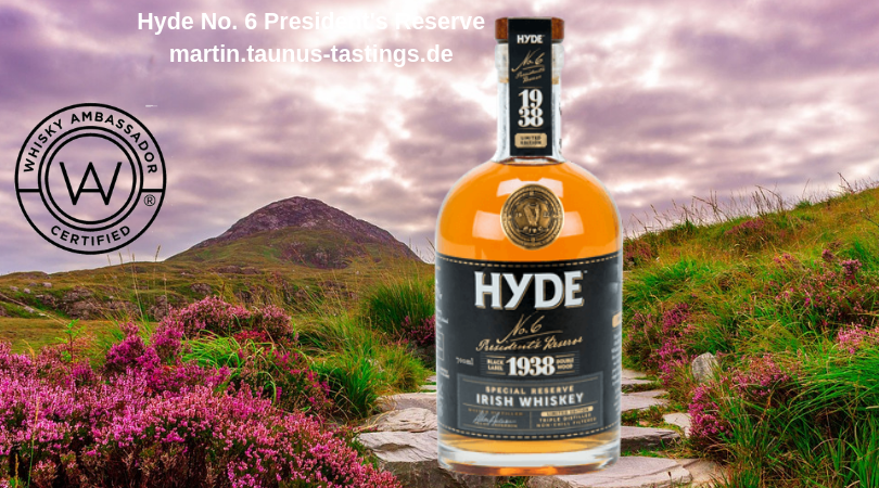 Eine Flasche Hyde No. 6 Presidents Reserve, im Hintergrund eine Landschaft in Irland