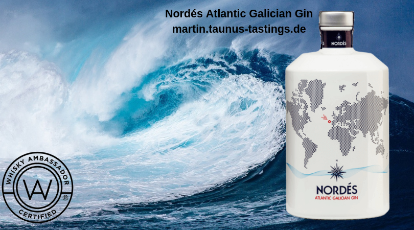 Eine Flasche Nordés Atlantic Galician Gin, im Hintergrund eine große Welle im Atlantik