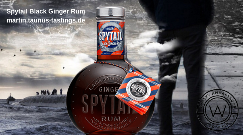 Eine Flasche Spytail Black Ginger Rum, im Hintergrund ein U-Boot