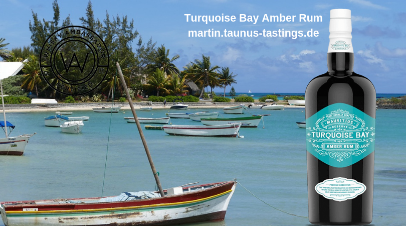 Eine Flasche Turquoise Bay Amber Rum, im Hintergrund ein Starnd mit Booten