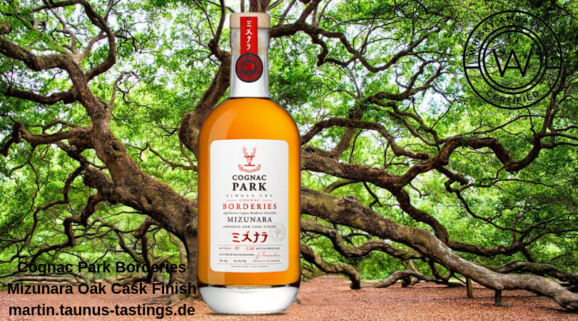 Eine Flasche Cognac Park Borderies Mizunara Oak Cask Finish, im Hintergrund eine japanische Eiche