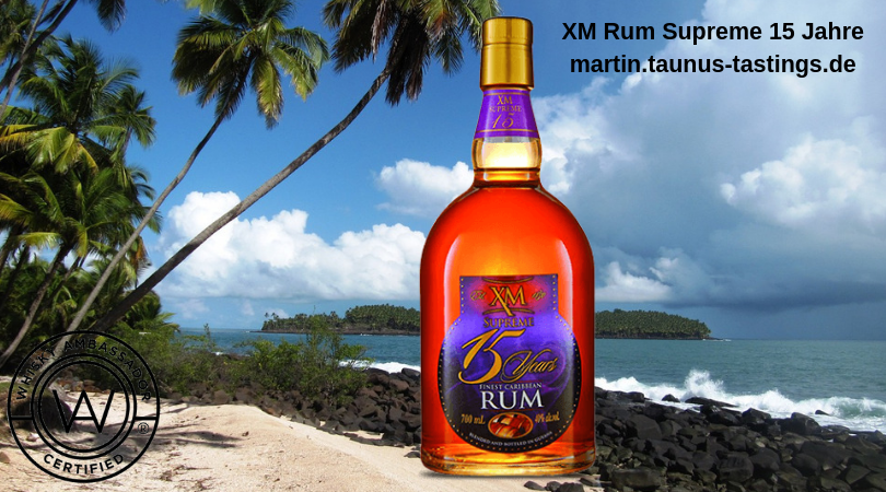 Eine Flasche XM Rum Supreme 15 Jahre, im Hintergrund ein Strand in Guyana