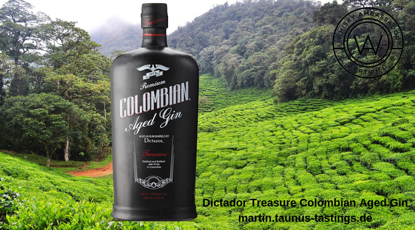 Eine Flasche Dictador Treasure Colombian Aged Gin, im Hintergrund eine Landschaft in Kolumbien