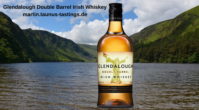 Eine Flasche Glendalough Double Barrel Irish Whiskey, im Hintergrund ein See in Irland
