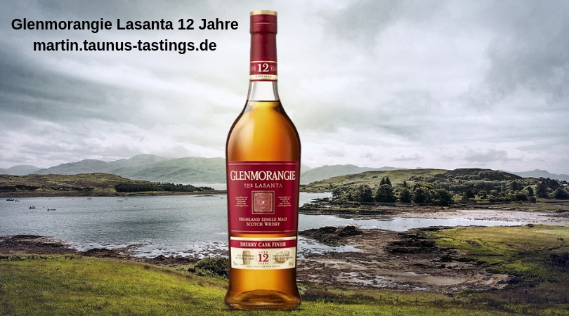 Eine Flasche Glenmorangie Lasanta 12 Jahre, im Hintergrund eine Landschaft in den schottischen Highlands