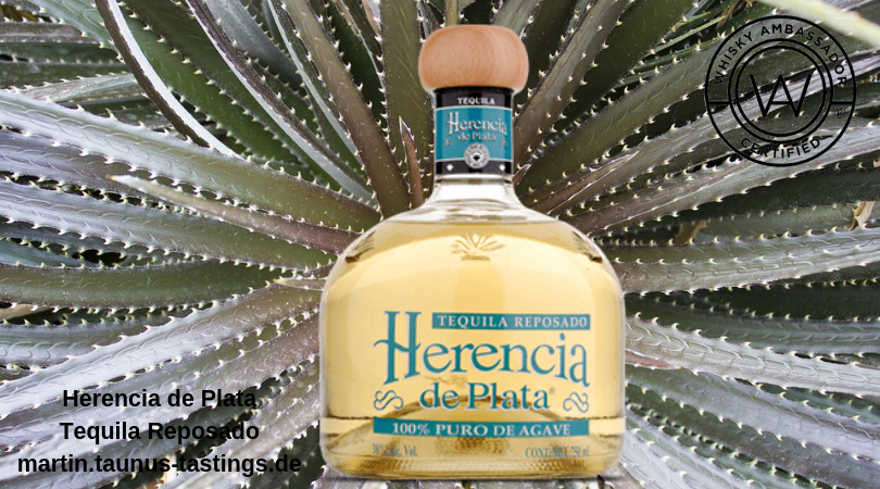 Eine Flasche Herencia de Plata Tequila Reposado, im Hintergrund eine Agaven-Pflanze