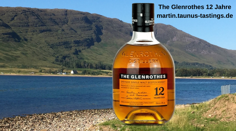 Eine Flasche The Glenrothes 12 Jahre, im Hintergrund eine Landschaft in Schottland