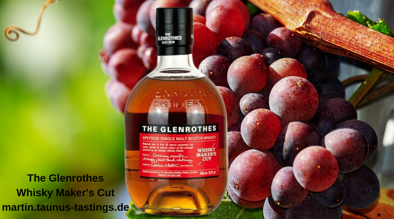 Eine Flasche The Glenrothes Whisky Maker's Cut, im Hintergrund rote Trauben
