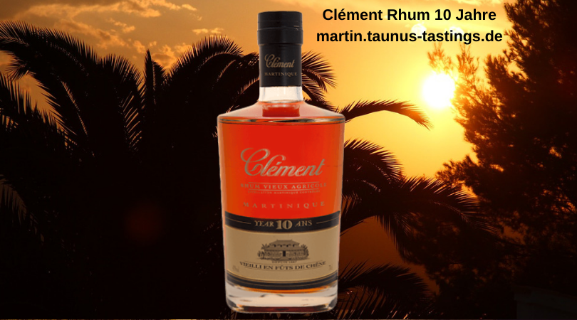 Eine Flasche Clément Rhum 10 Jahre, im Hintergrund Palmen