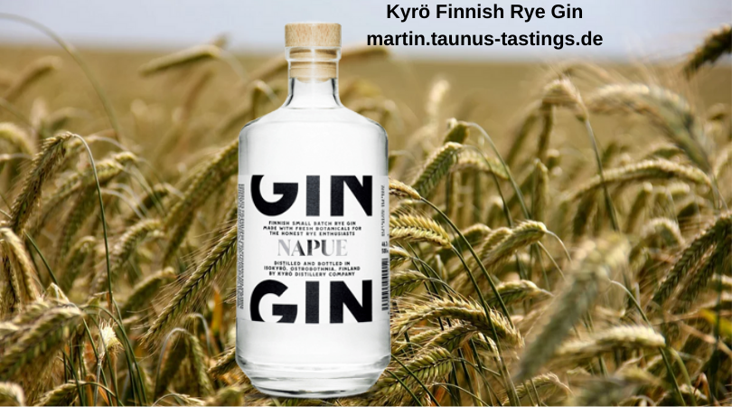 Eine Flasche Kyrö Finnish Rye Gin, im Hintergrund ein Roggenfeld