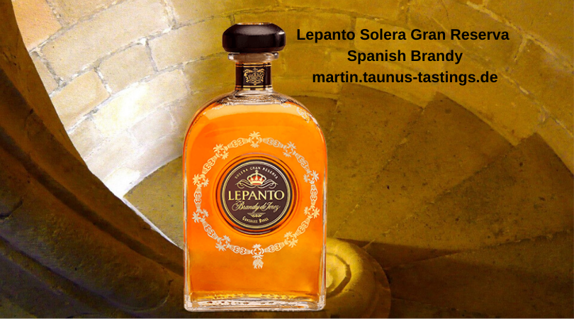 Eine Flasche Lepanto Solera Gran Reserva Spanish Brandy, im Hintergrund eine Treppe in einem Gewölbe