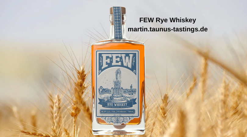 Eine Flasche Few Rye Whiskey, im Hintergrund ein Roggenfeld