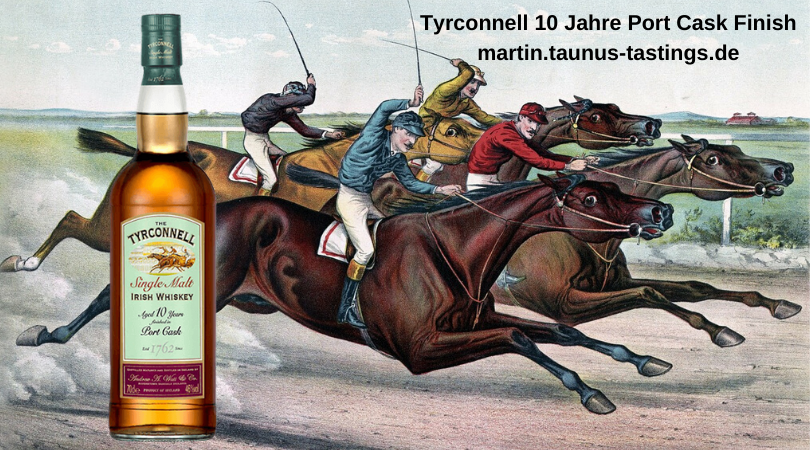 Eine Flasche Tyrconnell 10 Jahre Port Cask Finish, im Hintergrund Rennpferde