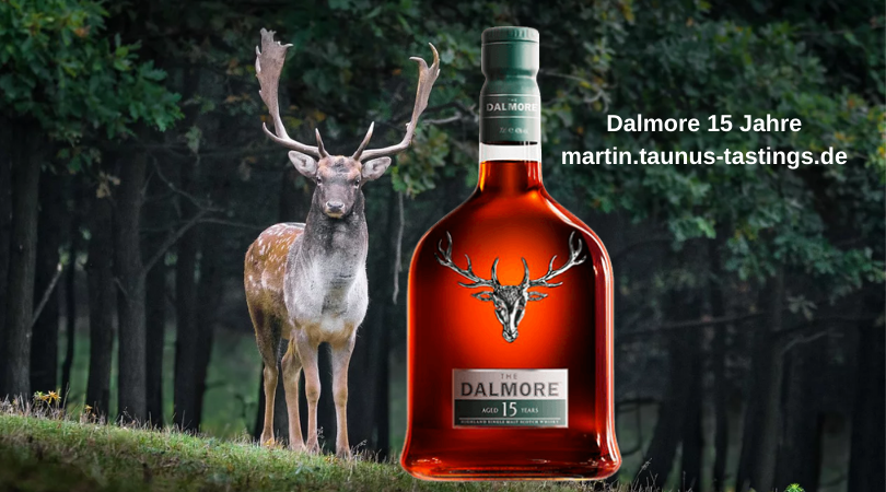 Eine Flasche Dalmore 15 Jahre, im Hintergrund Wald und ein Hirsch